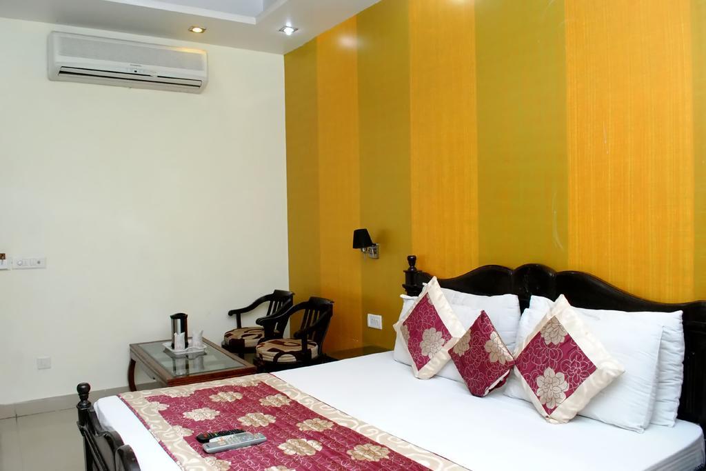 Hotel Universe Inn Yeni Delhi Dış mekan fotoğraf