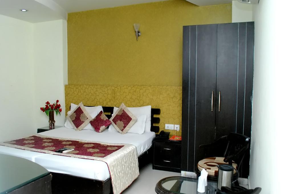 Hotel Universe Inn Yeni Delhi Dış mekan fotoğraf