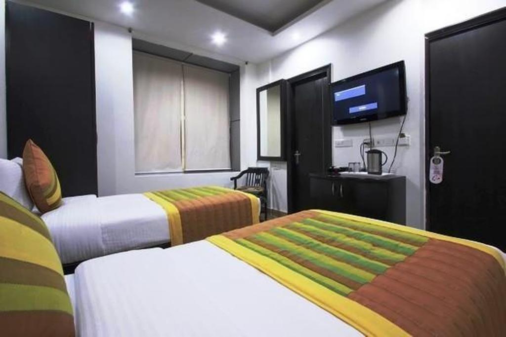 Hotel Universe Inn Yeni Delhi Oda fotoğraf